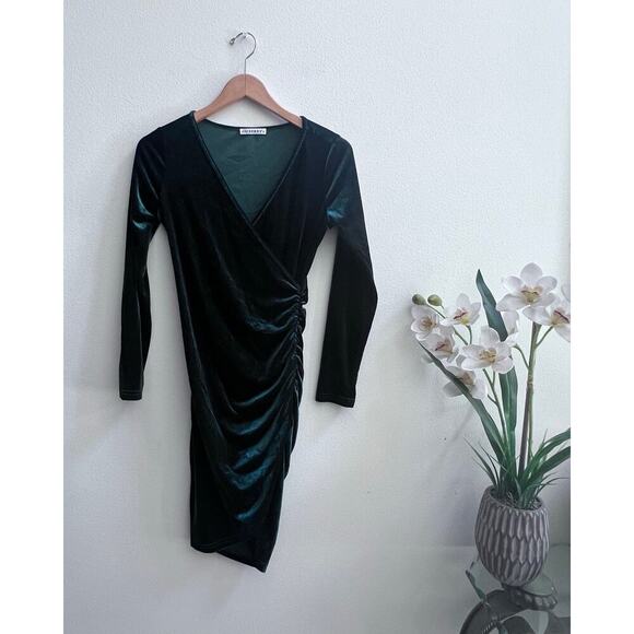 Guberry Women's V-Neck Velvet Ruched Long Sleeve Green Mini Cocktail Dress Small - Picture 1 of 8
